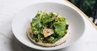 Cómo preparar el cremoso de garbanzos, brócoli y coliflor tostados, alcaparras y mizuna de Casa Cavia, uno de sus platos más emblemáticos