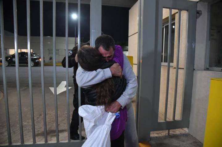 “¡Luciana!”, “¡Marcos!”, “¡Mario!”. Así fue la llegada de los argentinos deportados por el gobierno de Trump: ropa gris, abrazos y lágrimas