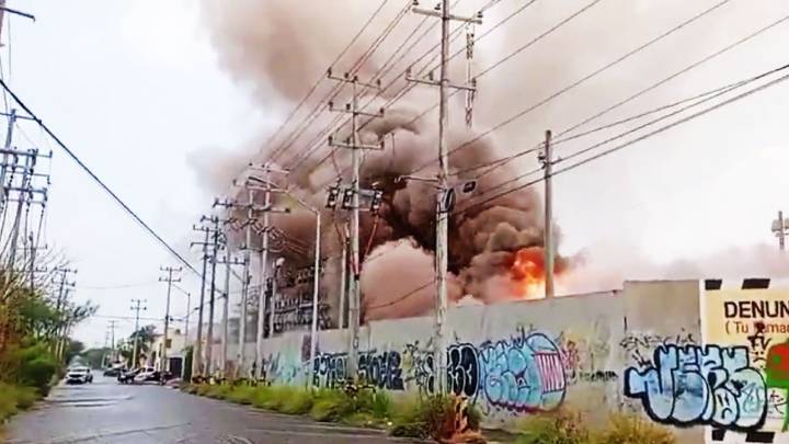 Rayo incendia subestación de la CFE y deja sin luz a decenas de colonias de Monterrey