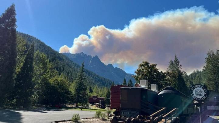 Root Fire burns west of I-5 at Castella in Shasta County