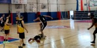 Brutal agresión en un partido de básquet amateur: le pegó un codazo a su rival y le pisó la cabeza