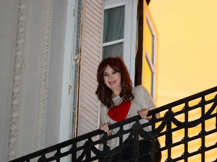 "Tu equilibrio es una bomba de tiempo y ya se escucha el tic tac", la respuesta de Cristina Kirchner a la frase de Milei de que lo peor ya pasó