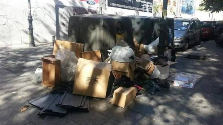 La limpieza en Madrid "empeora" y buscan cómo reducir los focos de suciedad junto a los contenedores