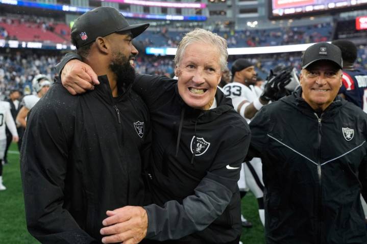 Geno Smith passes for 362 yards Raiders beat Patriots in New England