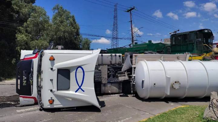 Pipa vuelca tras chocar con un tren en Ecatepec