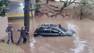 Vehículo quedó atascado en laguna que se formó en la avenida Libertador de Caracas