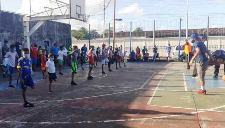 Realizan clínica de baloncesto en cancha de Barrio La Guardia