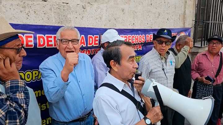 Docentes jubilados de Arequipa sobreviven con pensiones de S/ 450, exigen aumento