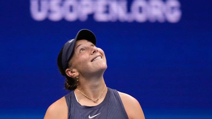Anisimova struggles to serve with Arthur Ashe Stadium's roof closed during the US Open final