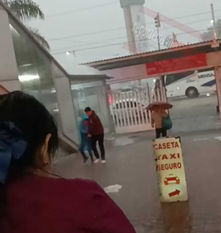 JOVEN RESCATÓ A UNA MUJER DE SER ARRASTRADA POR LA CORRIENTE DE AGUA EN LA TERMINAL DE TOLUCA