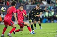 2-2. Santiago Giménez evita la caída de México