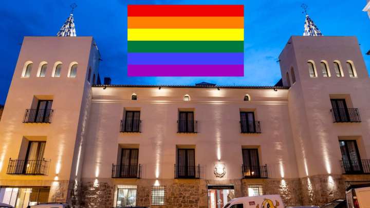 “No quieren que nos besemos”: este hotel de Teruel recibe una denuncia por homofobia