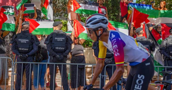 Manifestaciones propalestinas cortan en Madrid el recorrido de La Vuelta a España