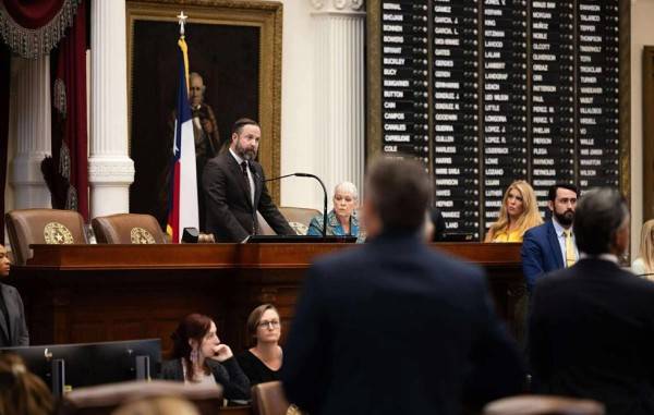 Restringe Texas acceso a baños a personas trans