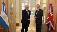 Argentina aceptó en tiempo récord al nuevo embajador británico y recibió la visita de un importante ministro