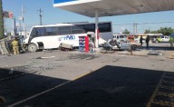 Camión de transporte de personal embiste varios vehículos en gasolinera de Nuevo León; reportan seis heridos