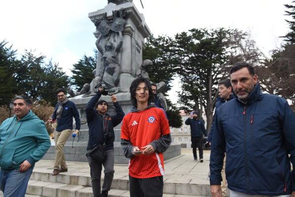 Luciendo la camiseta de Chile arribó a Punta Arenas el joven piloto Ethan Guo, tras dos meses en la Antártica