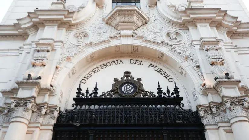 Defensoría pide a la Fiscalía abrir investigación contra joven que dijo insultos racistas en bus de transporte público