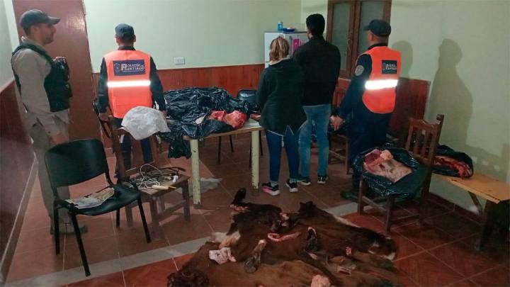Interceptaron un vehículo con carne de origen ilícito y aprehendieron a dos personas