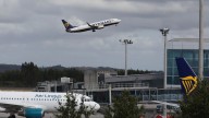 Puente tacha a Ryanair de «chantajista» y la aerolínea pide a Aena que se tranquilice