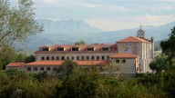 El pueblo cántabro que guarda un monasterio vivo y playas salvajes a un paso