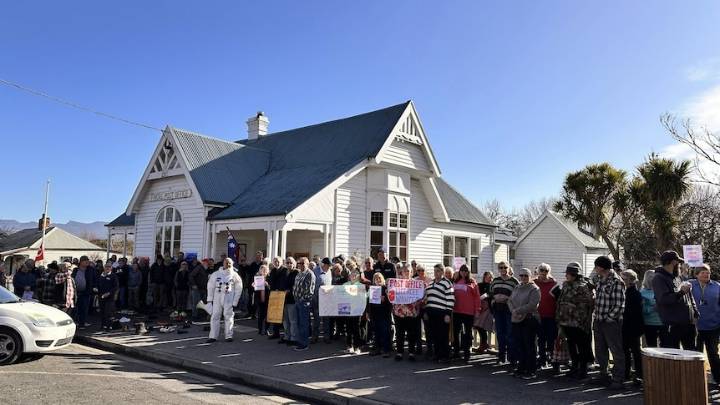 Fingal Post Office to stay open after local pig farmers confirmed as new operators