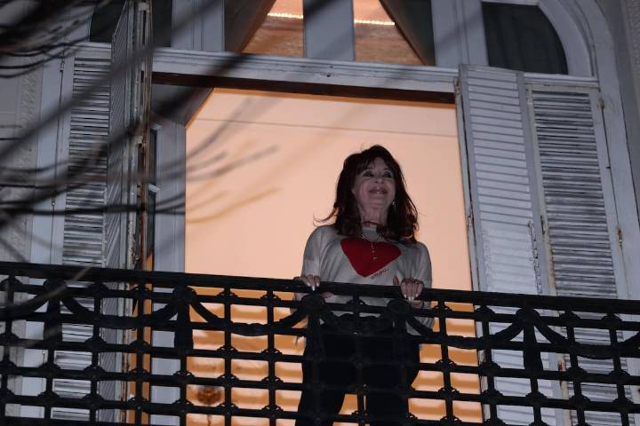 "Cristina presidenta". Video: la euforia de los militantes frente a la casa de Cristina Kirchner tras conocer los primeros resultados