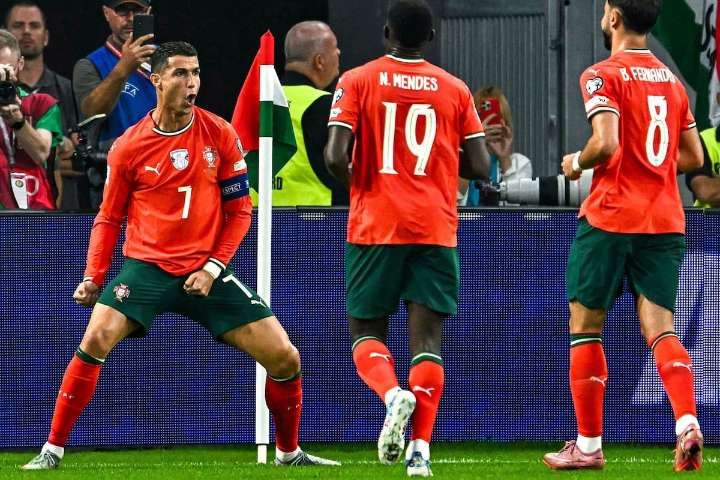 A los 40 años y contando. Cristiano Ronaldo, el caza-récords, igualó el de máximo goleador mundial en eliminatorias