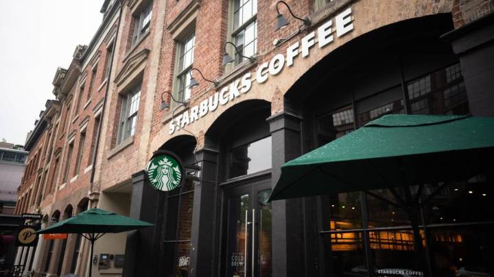 Starbucks cerrará tiendas y recortará más puestos de trabajo en Norteamérica mientras el CEO profundiza la reestructuración