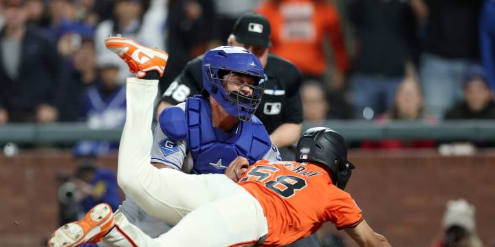 Outfield assists set stage for Dodgers