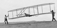 Dos hermanos, un helicóptero de juguete y la conquista de los cielos: la increíble travesía de los Wright hasta el primer avión