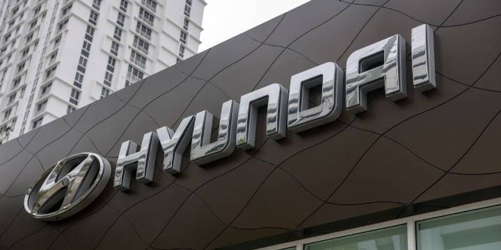 Federal agents arrest nearly 500 in immigration raid at Hyundai plant