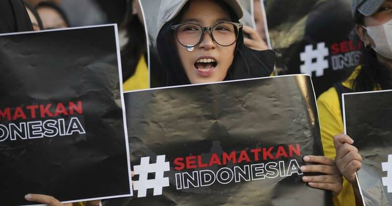 Protesters picnic outside Indonesian parliament