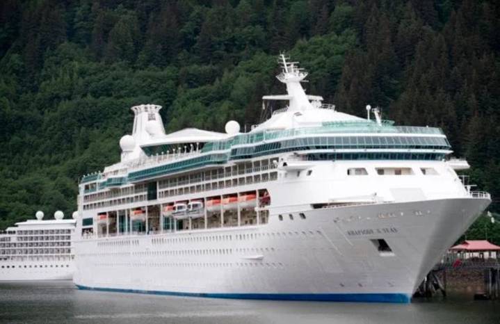 Sujeto se lanza por la borda de un crucero para no pagar su deuda de casino y termina siendo detenido
