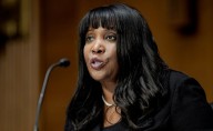 Lisa Cook puede permanecer como gobernadora de la Reserva Federal, determina Tribunal Federal; Trump la despidió