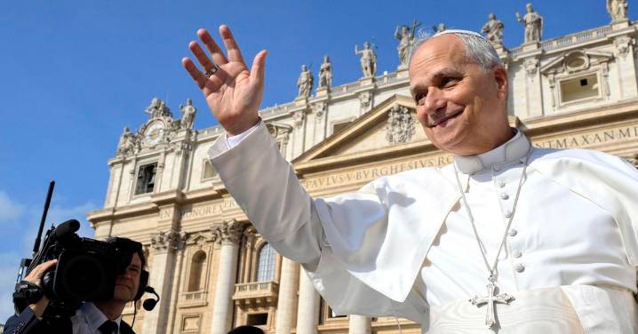 León XIV cierra la puerta a la ordenación de mujeres sacerdotes