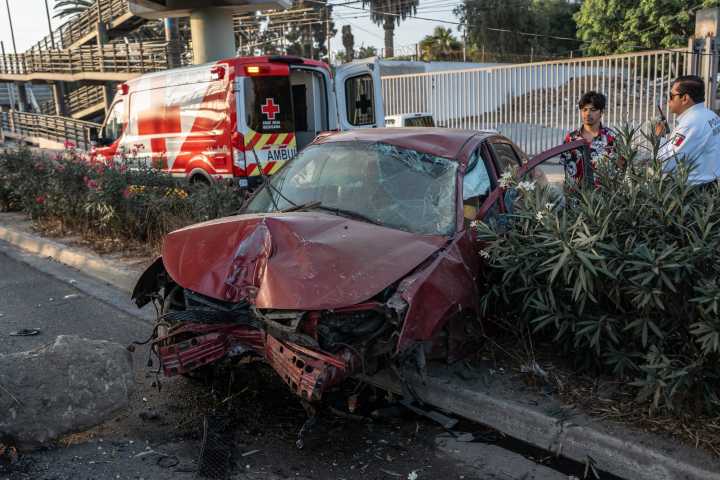 Conductor en estado alcohólico choca contra poste de luz en Zona Río