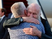 La increíble historia de amor de dos viejitos hippies británicos liberados en Afganistan