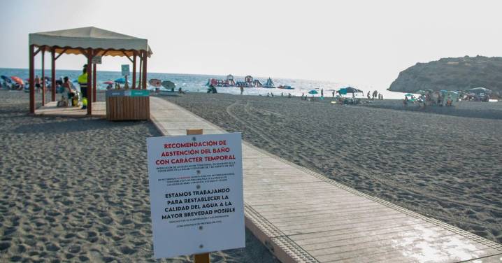 Salobreña vuelve a prohibir el baño en un tramo de la playa por la presencia de bacterias fecales