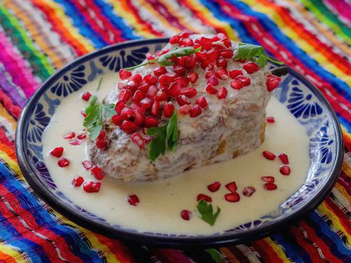 ¿Cómo se deben recalentar los chiles en nogada?
