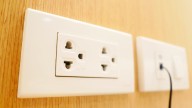 ¿Cuántos enchufes se deben instalar en una casa para evitar cortocircuitos?