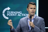 El comentarista Charlie Kirk, aliado de Trump, asesinado de un disparo en una universidad