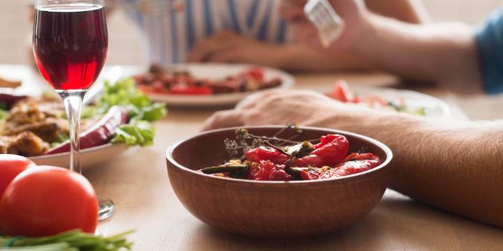 Maridajes de primavera: consejos para sorprender en la mesa con vinos frescos y al aire libre