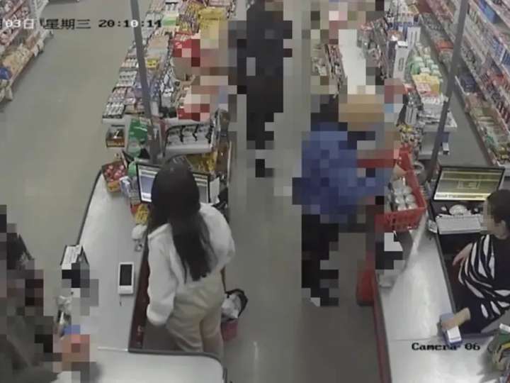 Un supermercado denunció a dos de sus cajeras por estafa: les daban su alias personal a los clientes para cobrar
