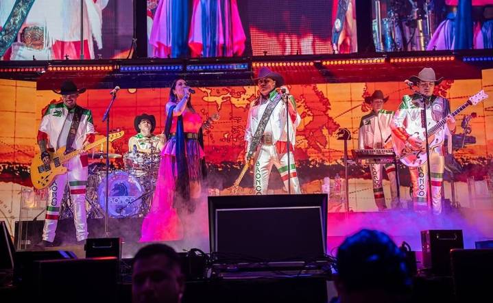 Bronco "deja huella" en la Arena CDMX; Lupe Esparza canta al amor y al desamor