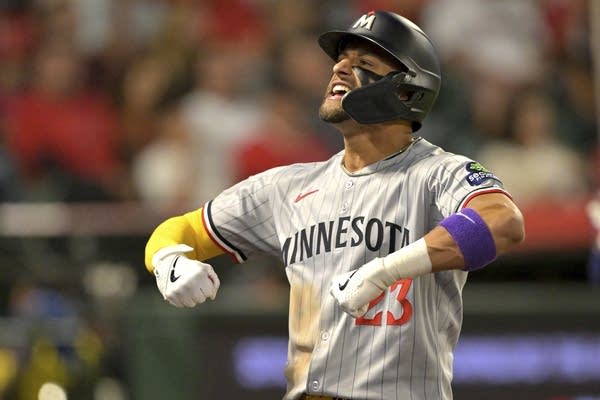 Royce Lewis hits 2 homers as Twins pound error