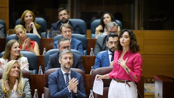 Ayuso concede la Medalla de Oro de la Comunidad de Madrid a La Vuelta y a su ganador: "Por el deporte y la libertad"