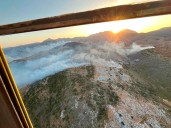 Amplían con ocho medios aéreos el operativo que trabaja contra el incendio de un paraje de Parauta