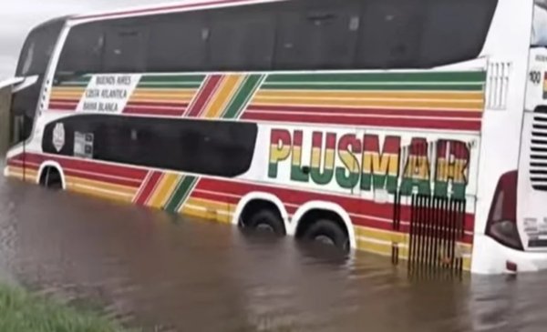 Por la Tormenta de Santa Rosa, un micro quedó varado y tuvieron que rescatar a 40 pasajeros en lancha