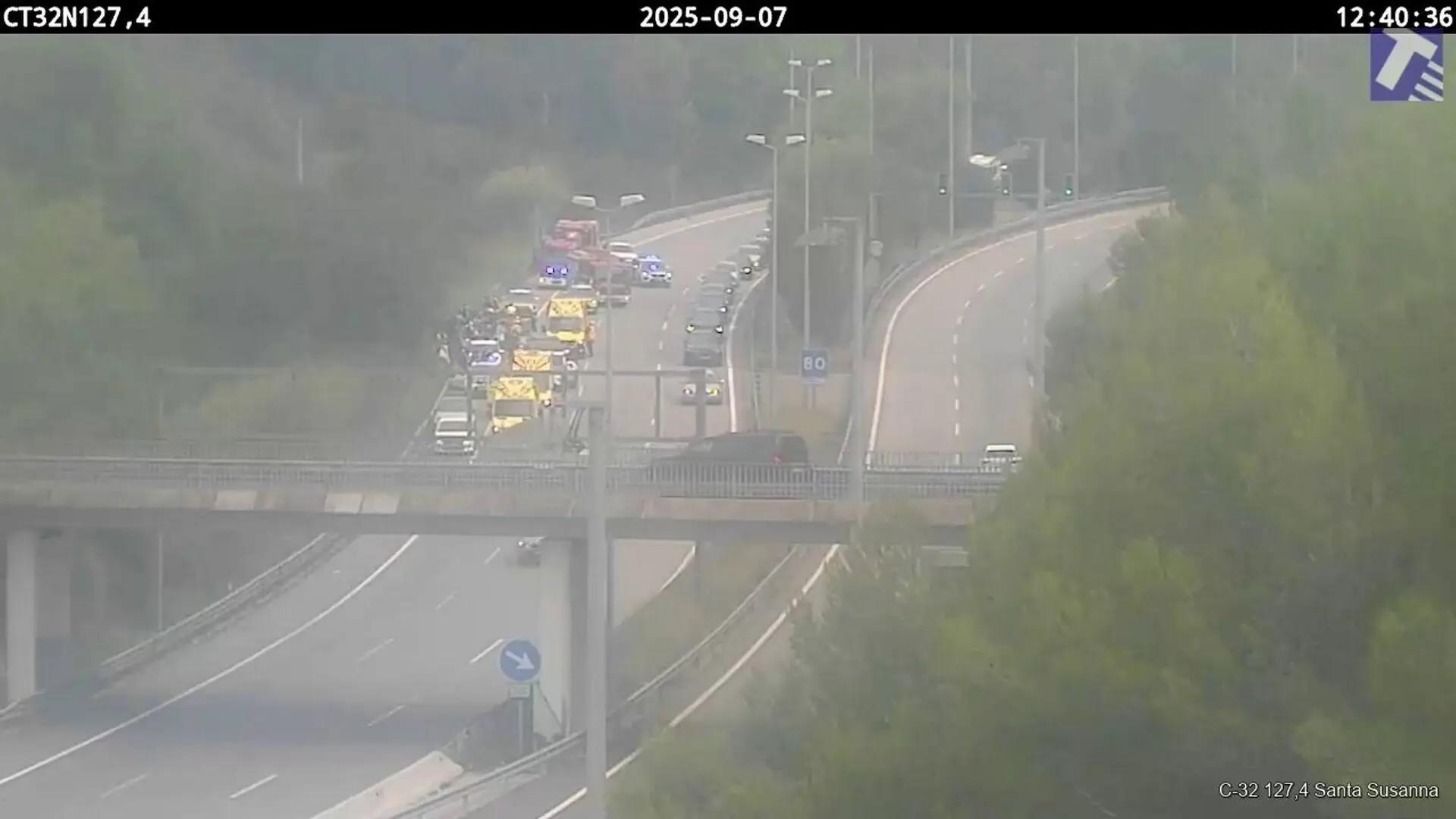 Un autocar con unos 70 turistas vuelca en la autopista C-32 en Santa Susanna (Barcelona)